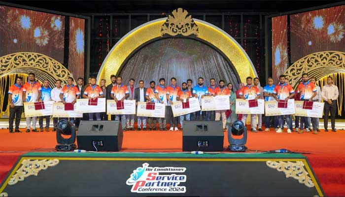 ‘এসি সার্ভিস পার্টনার কনফারেন্স-২০২৪’ এ পুরস্কারপ্রাপ্তদের সঙ্গে ওয়ালটন হাই-টেকের ব্যবস্থাপনা পরিচালক এস এম মাহবুবুল আলমসহ ঊর্দ্ধতন কর্মকর্তাগণ। 