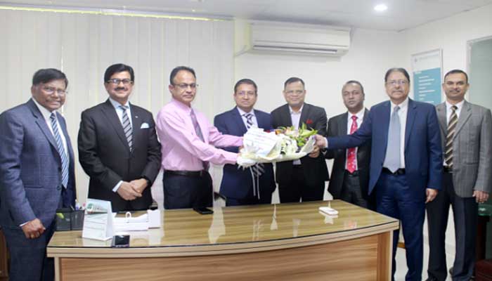 প্রাইম ইসলামী লাইফে ব্যবস্থাপনা পরিচালক ও সিইওকে ফুলেল শুভেচ্ছা