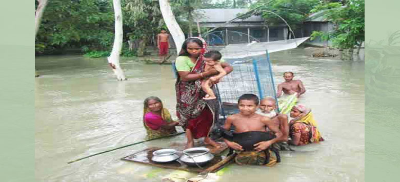 আকস্মিক বন্যায় ক্ষতিগ্রস্তদের পাশে দাঁড়ান