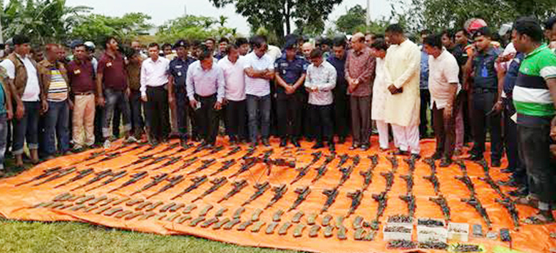 নারায়ণগঞ্জে বিপুল অস্ত্র উদ্ধার; এখন দরকার এর রহস্য উন্মোচন