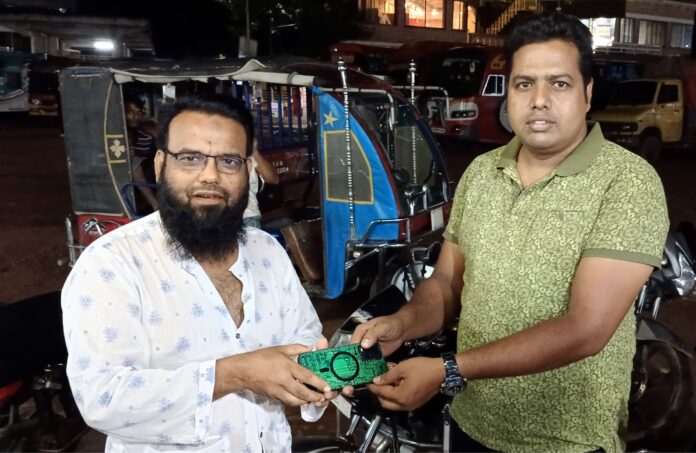 চুরি হওয়া ফোন উদ্ধার করে মালিকের কাছে ফেরত দিচ্ছেন ঝিনাইদহ সাইবার ক্রাইম ইনভেস্টিগেশন সেলের সদস্য এএসআই আখলাসুর রহমান