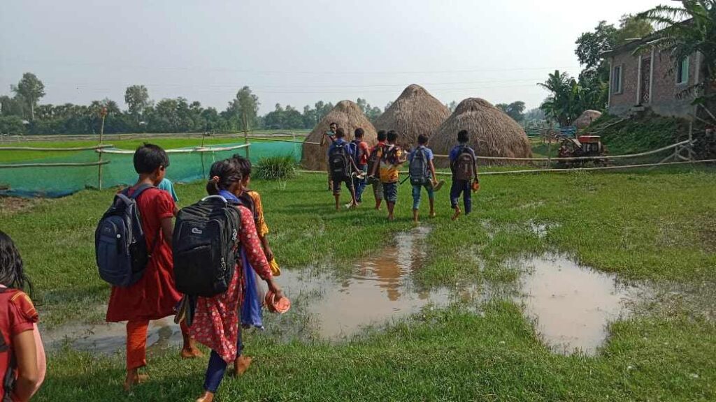 ছবি: কাঁদাপানি পেরিয়ে বিদ্যালয়ে যাচ্ছে শিক্ষার্থীরা